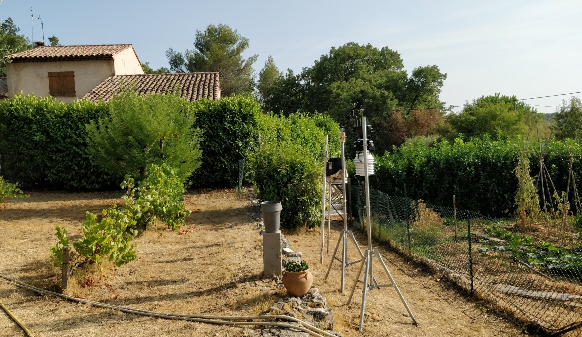 Direction Sud - VP2 au premier plan et anémo/gir sur toiture